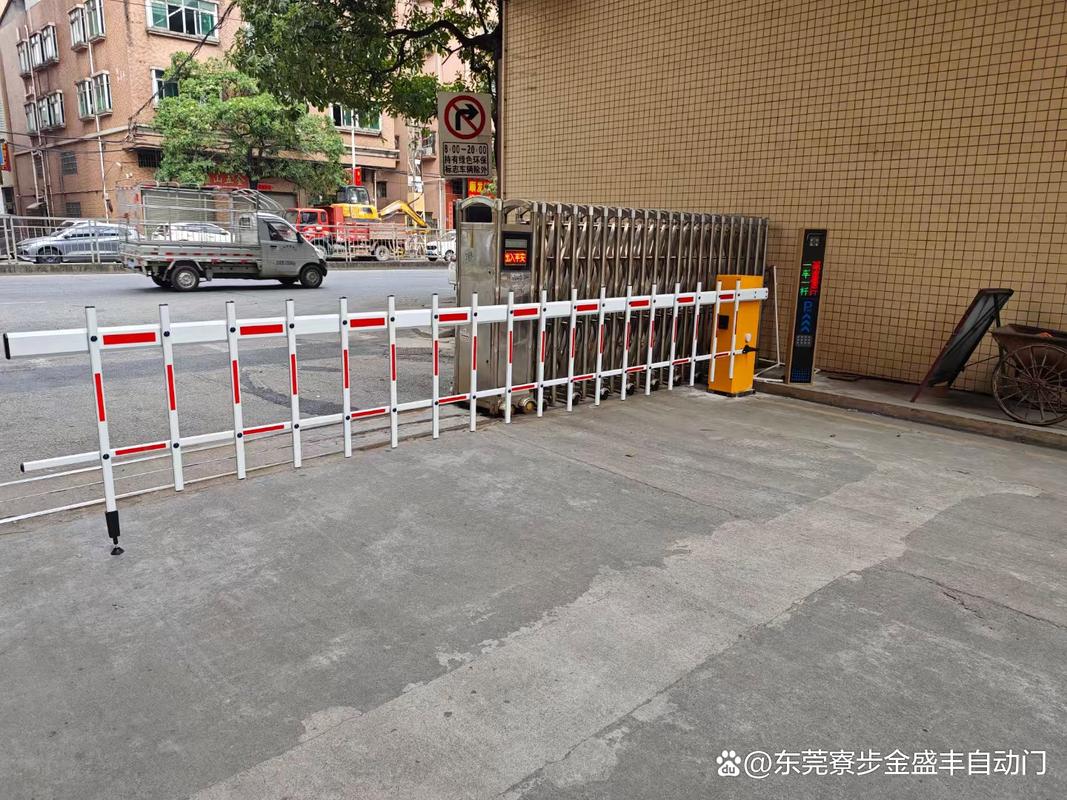 如何选择适合工厂的不锈钢电动伸缩门?